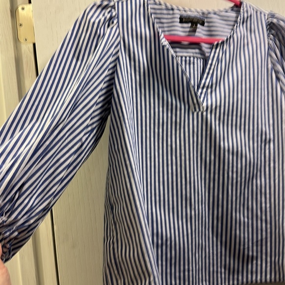 Banana Republic ladies small striped top. Poof long sleeves. V neck. Size small - Picture 3 of 4